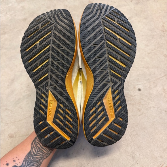 Brooks Levitate 4 Victory Edition White Gold Womens 8.5 Running Shoe 1203351B102 - Picture 2 of 6